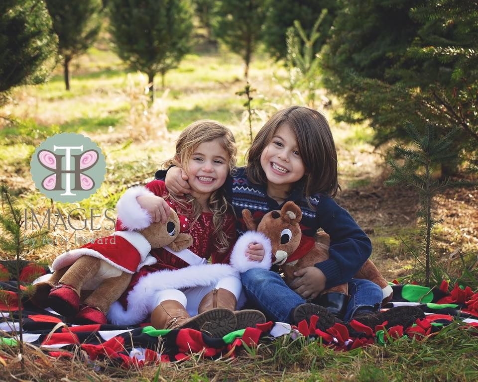 Christmas Tree Mini Sessions McMurtrey Farm, Redmond, WA November 12, 2022