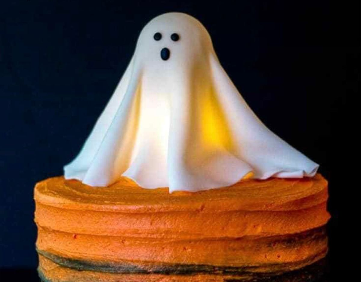 Ghostly fun Halloween cake class