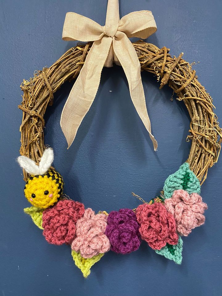 Next Level Crochet : Easter Wreath - create roses, leaves and a bumble bee ;-)