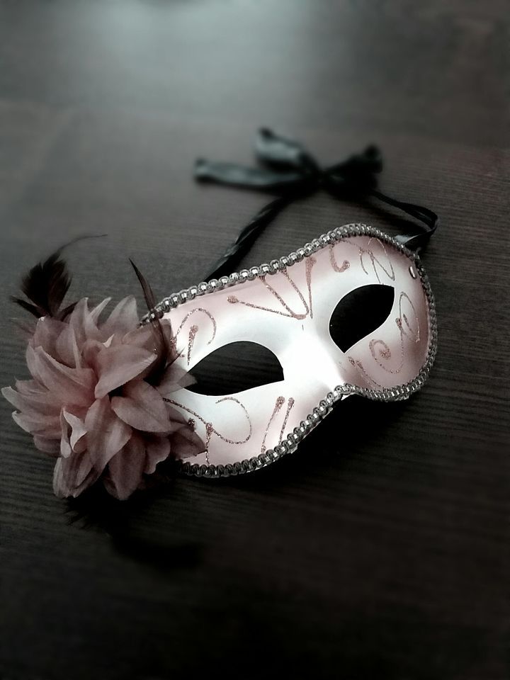 NEW YEARS MASQUERADE BALL Club Roma, St. Catharines, ON December 31