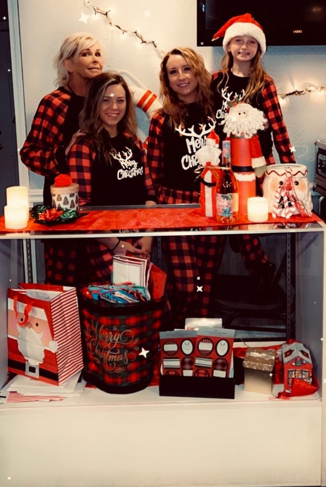 Complimentary Christmas wrapping North Shore Marina, Portage Des