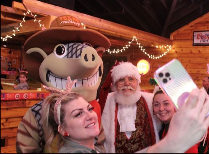 Santa Claus is coming to Texas Roadhouse! | Texas Roadhouse (Columbus ...