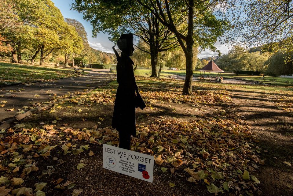 Ngorymdaith A Gwasanaeth Sul Y Cofio Pontypridd /Pontypridd Remembrance ...