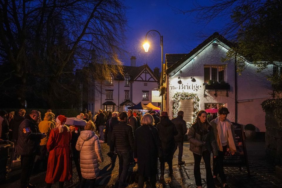 Prestburys Christmas Eve Celebrations The Bridge, Prestbury